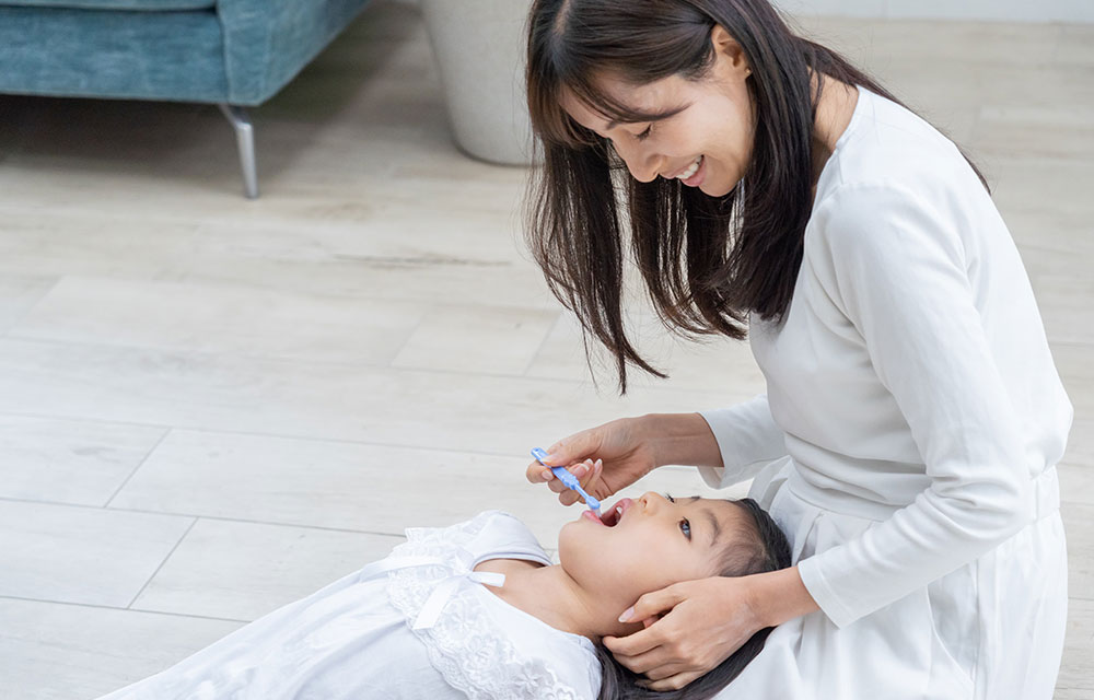 小学生の間は親御さまが仕上げ磨きをしてあげましょう